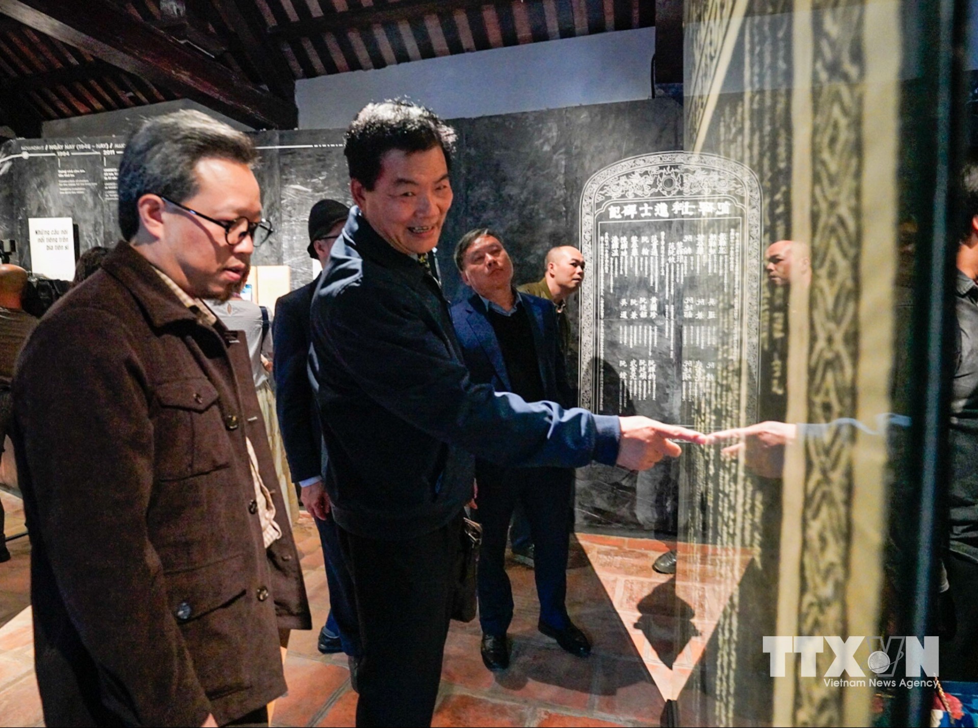 Khách tham quan Trưng bày “Sử đá lưu danh”. Ảnh: Khánh Hoà - TTXVN